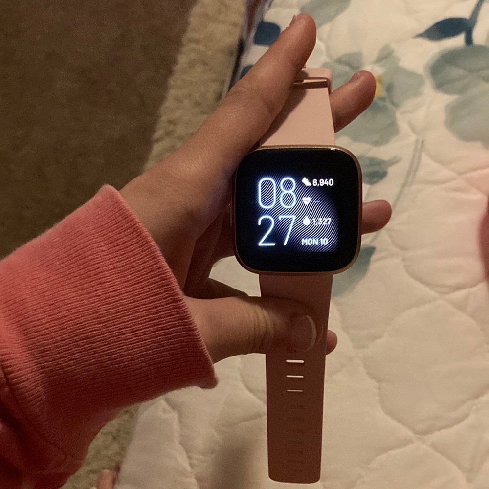 Fitbit versa 2 willing to trade for an Apple Watch rose gold preferably 😊